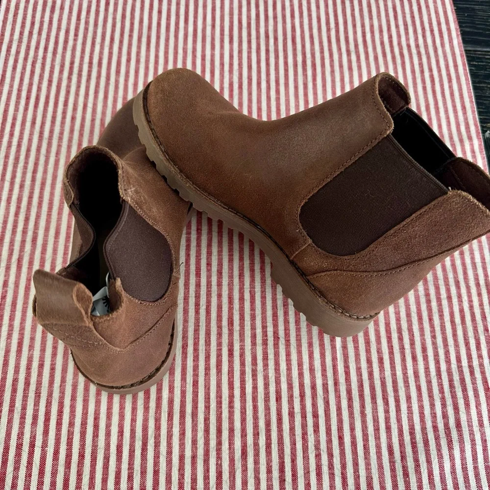 UGG Kids Brown Ankle Boots, Child size 3 - Picture 2 of 4